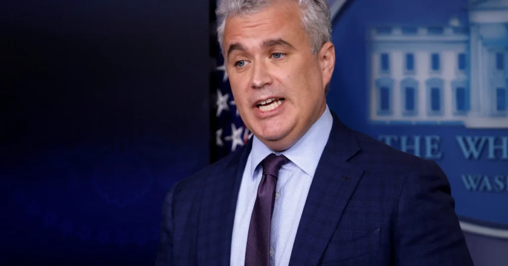 Jeff Zients speaking at White House podium discussing his $150 million net worth and government career